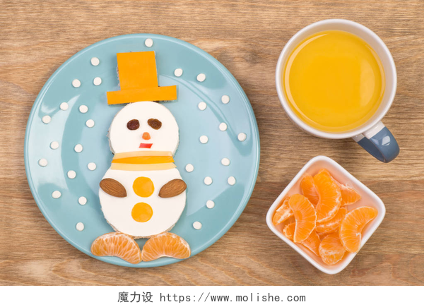 一顿营养丰富的早餐Funny sandwich for kids in a shape of a snowman 
